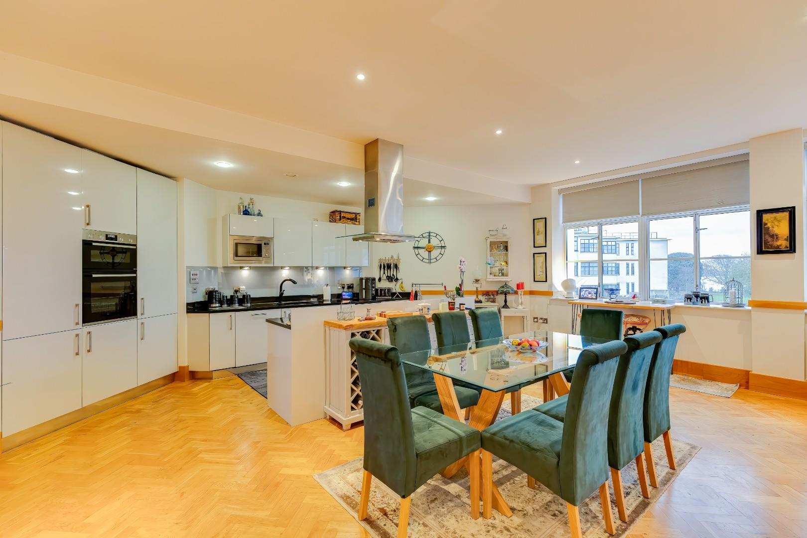 111 Headlands, Hayes Point, Sully, CF64 5QH